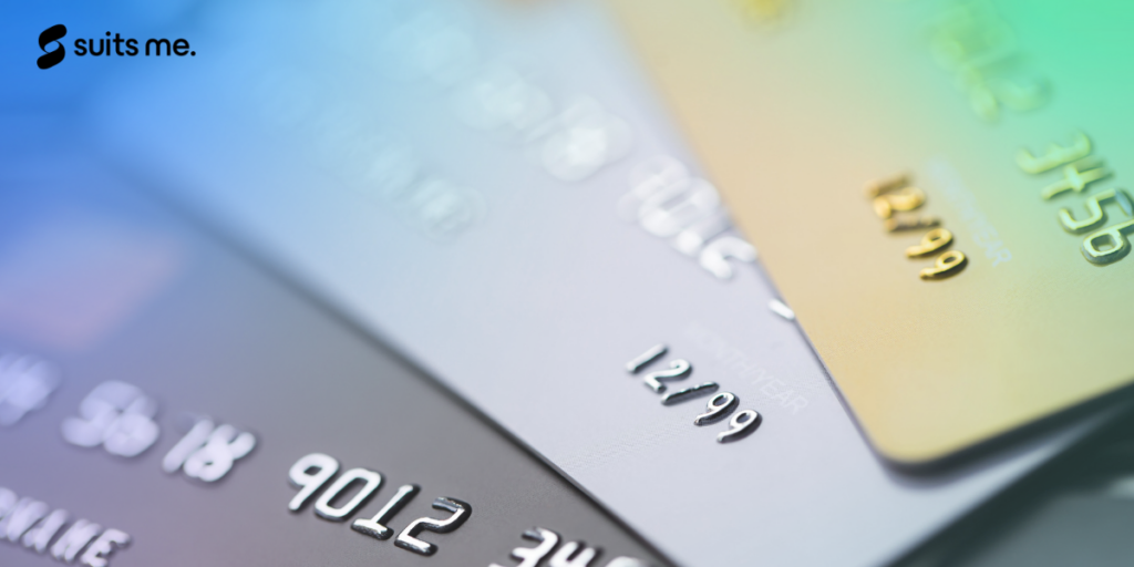 three debits card lined up in grey, white and gold