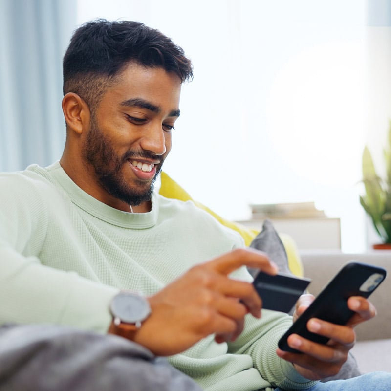 El hombre del marcador CIFAS abre una cuenta.